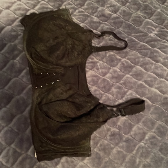 42 h front closing bra fits smaller than size shoes - Picture 2 of 4